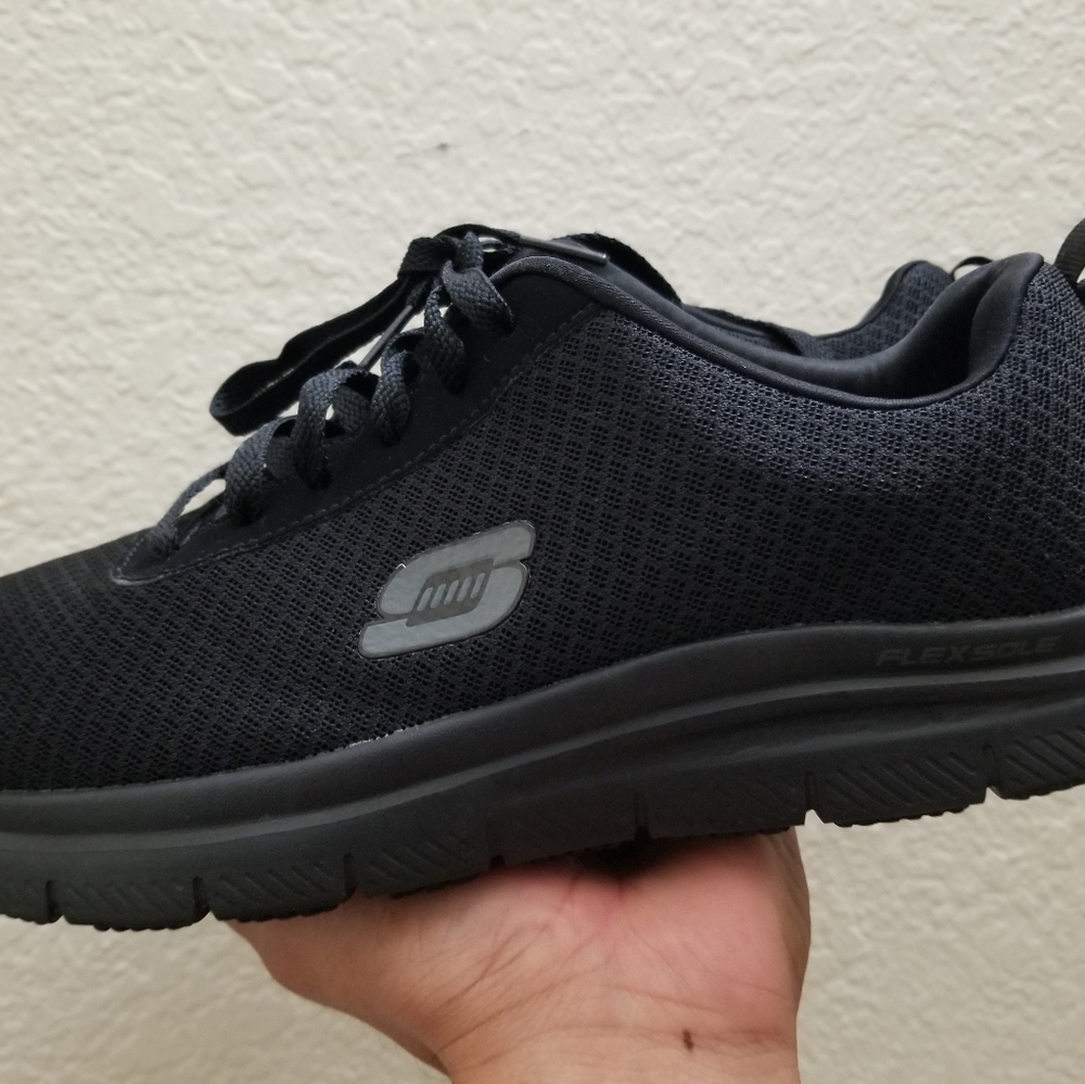 Skechers size 9D man